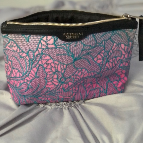 Cosmetic bag - Picture 1 of 6